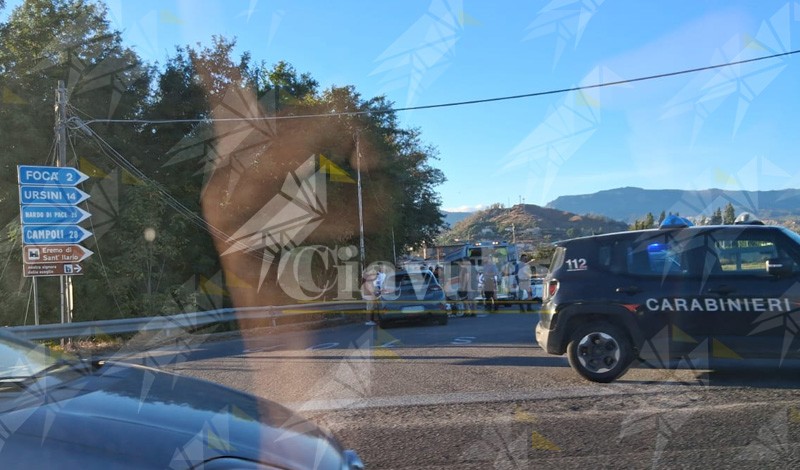 Scontro auto-moto al bivio di Focà di Caulonia, traffico rallentato