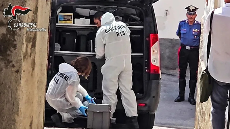 Cadavere avvolto in un lenzuolo ritrovato a Gioiosa Ionica, svolta nelle indagini: fermato un uomo per omicidio Cadavere avvolto in un lenzuolo ritrovato a Gioiosa Ionica, svolta nelle indagini: fermato un uomo per omicidio