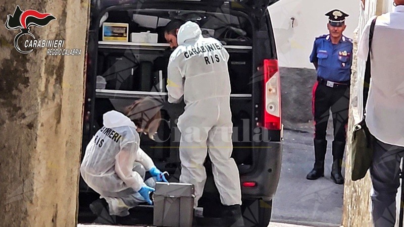 Cadavere avvolto in un lenzuolo ritrovato a Gioiosa Ionica, svolta nelle indagini: fermato un uomo per omicidio Cadavere avvolto in un lenzuolo ritrovato a Gioiosa Ionica, svolta nelle indagini: fermato un uomo per omicidio