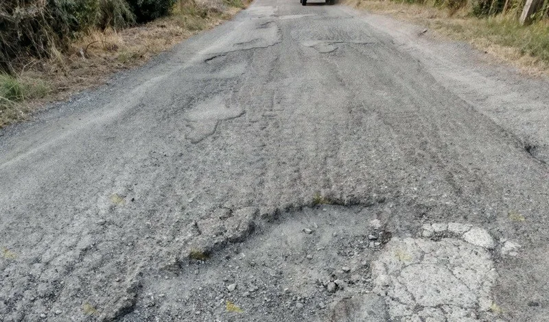 Buca pericolosa sulla strada per San Nicola di Caulonia: si raccomanda massima prudenza Buca pericolosa sulla strada per San Nicola di Caulonia: si raccomanda massima prudenza