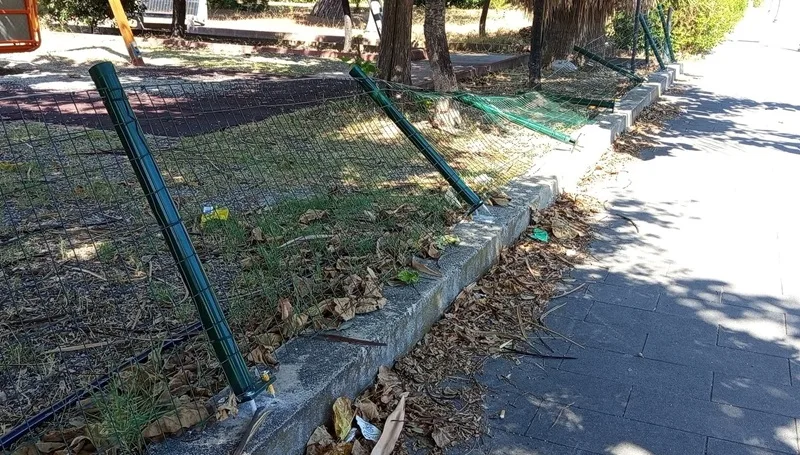 Atto vandalico al parco giochi di Caulonia, l’amministrazione comunale: “Grave atto di inciviltà, in corso accertamenti per individuare i responsabili”