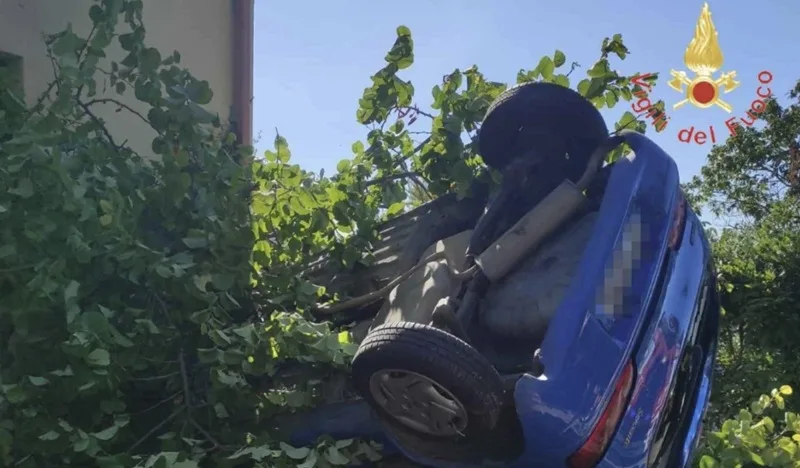 Auto si ribalta nel catanzarese, due anziani finiscono in ospedale