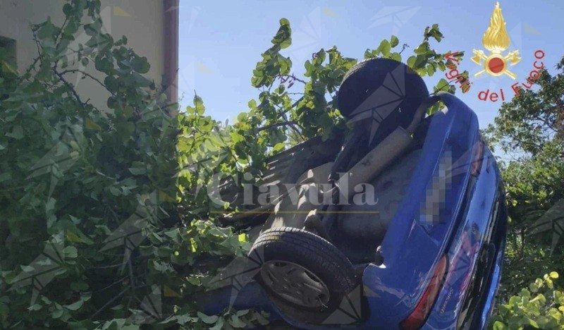 Auto si ribalta nel catanzarese, due anziani finiscono in ospedale
