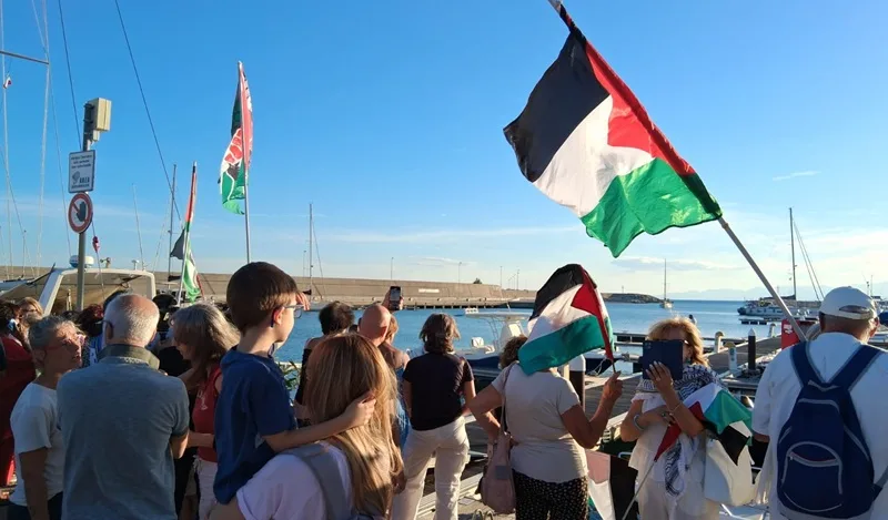 Roccella Jonica, pronta a salpare la Brucaliffo: aiuti e medicinali in viaggio verso Gaza Roccella Jonica, pronta a salpare la Brucaliffo: aiuti e medicinali in viaggio verso Gaza