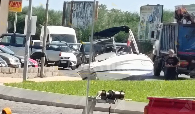 Barca cade dal rimorchio sulla SS106 a Caulonia Marina