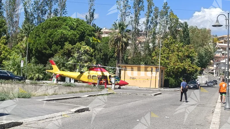 Tre feriti nello scontro auto-moto a Caulonia Marina, interviene anche l’elisoccorso – VIDEO Tre feriti nello scontro auto-moto a Caulonia Marina, interviene anche l’elisoccorso – VIDEO