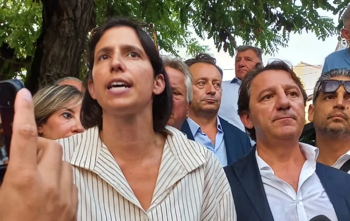 Camini, Tridico e Schlein: “Investiremo su sanità e scuole pubbliche, lavoro, salario minimo, servizi, infrastrutture e reddito di dignità. I calabresi non sono italiani di serie B” Camini, Tridico e Schlein: “Investiremo su sanità e scuole pubbliche, lavoro, salario minimo, servizi, infrastrutture e reddito di dignità. I calabresi non sono italiani di serie B”