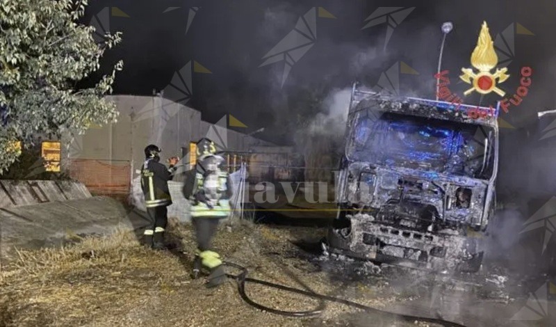 Incendio a Reggio Calabria: distrutti nella notte i mezzi della manutenzione comunale