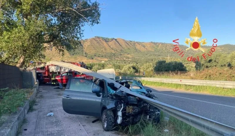 Auto si schianta contro il guardrail sulla SS106 a Squillace: quattro ragazzi finiscono in ospedale Auto si schianta contro il guardrail sulla SS106 a Squillace: quattro ragazzi finiscono in ospedale