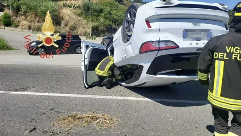 Incidente sulla SS106 a Squillace: auto ribaltata e un ferito