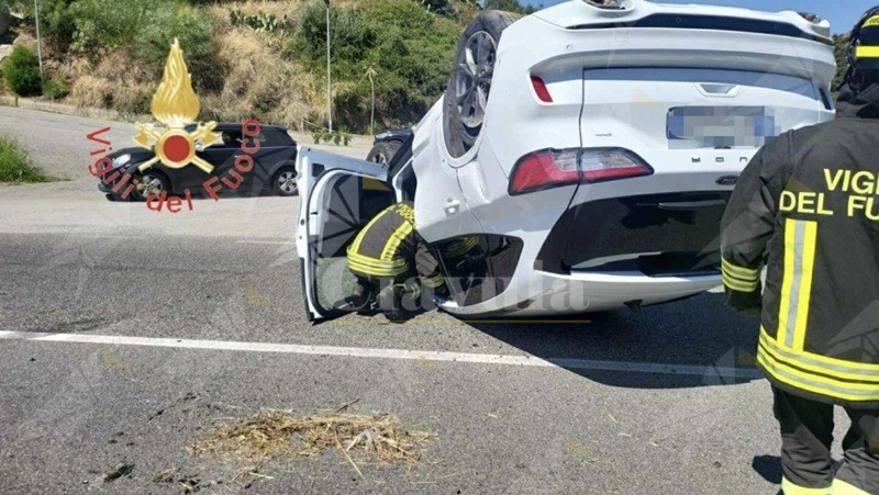 Incidente sulla SS106 a Squillace: auto ribaltata e un ferito