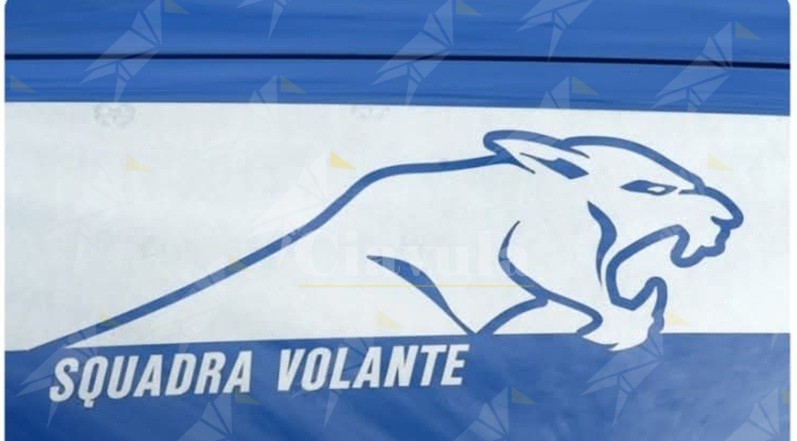 Tenta di incendiare l’auto del compagno e si scaglia contro gli agenti di polizia. Arrestata Tenta di incendiare l’auto del compagno e si scaglia contro gli agenti di polizia. Arrestata