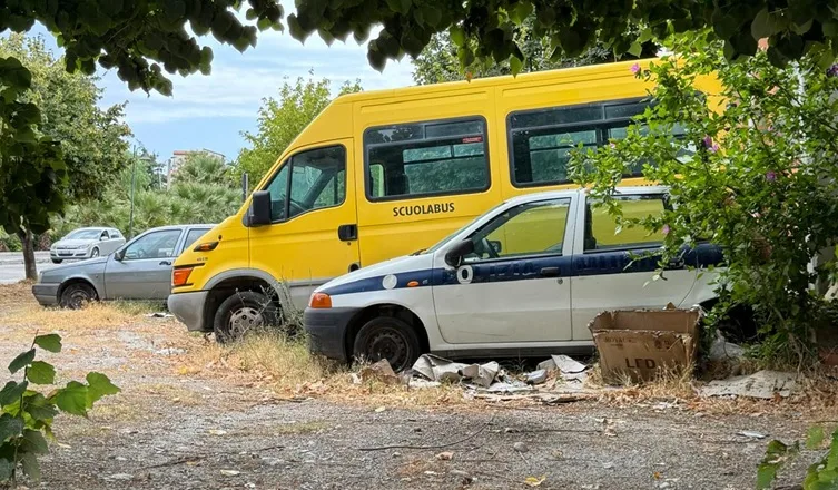 Rinnoviamo Caulonia chiede la rimozione degli automezzi abbandonati Rinnoviamo Caulonia chiede la rimozione degli automezzi abbandonati