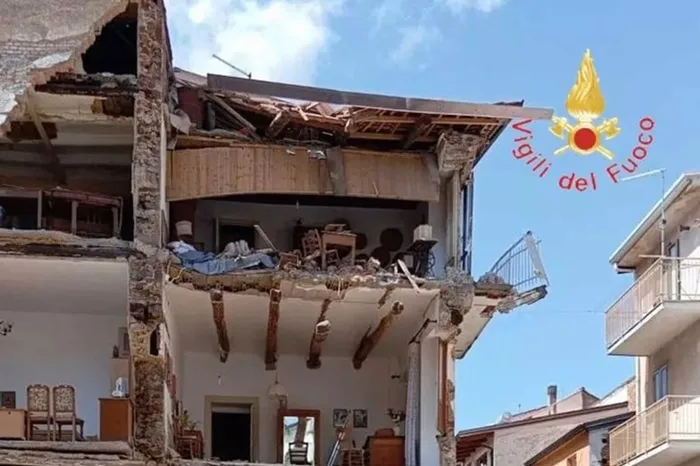 Crolla la facciata laterale di una palazzina a Lamezia Terme Crolla la facciata laterale di una palazzina a Lamezia Terme