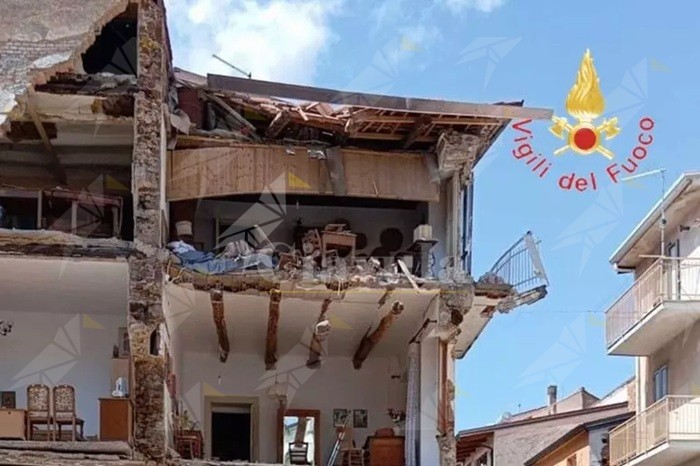 Crolla la facciata laterale di una palazzina a Lamezia Terme