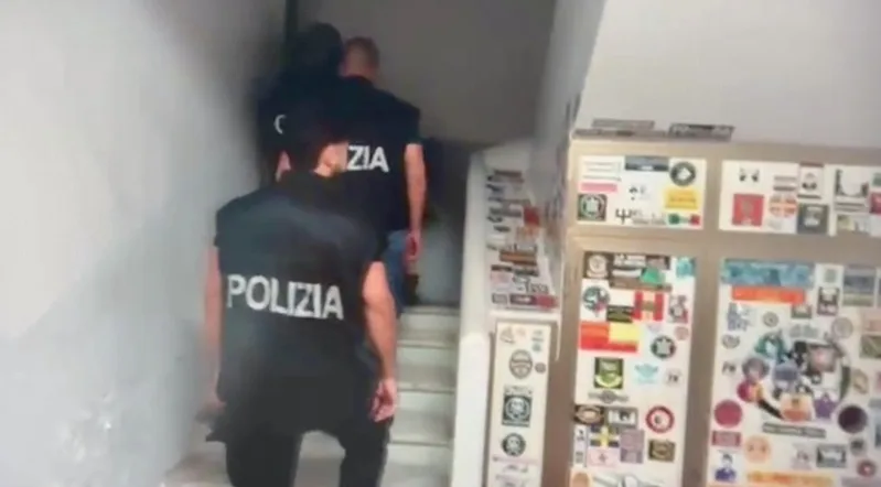 Catanzaro: aggredirono brutalmente un cittadino straniero. In manette i vertici di Forza Nuova Catanzaro: aggredirono brutalmente un cittadino straniero. In manette i vertici di Forza Nuova