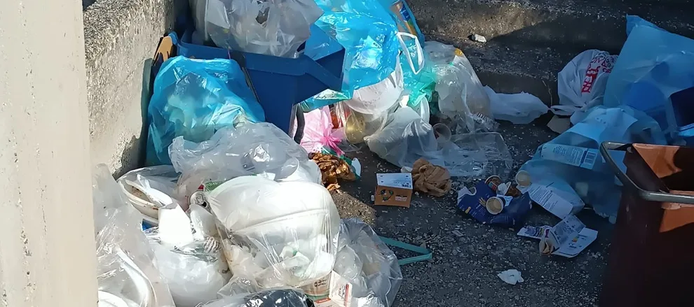 Stignano affonda nella spazzatura: salta anche la raccolta della plastica, dell’umido e dell’indifferenziata, 19 giorni senza raccolta della carta. Un disastro assoluto