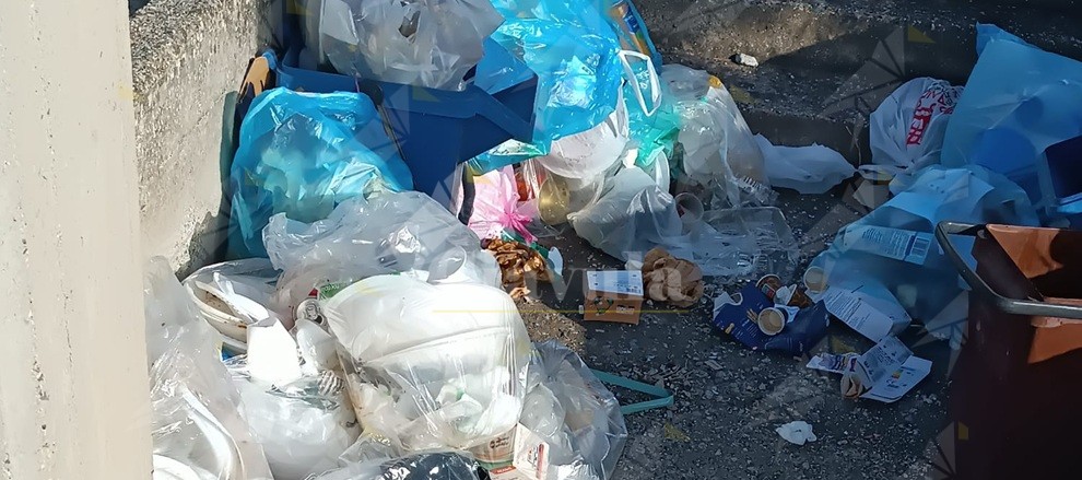 Stignano affonda nella spazzatura: salta anche la raccolta della plastica, dell’umido e dell’indifferenziata, 19 giorni senza raccolta della carta. Un disastro assoluto