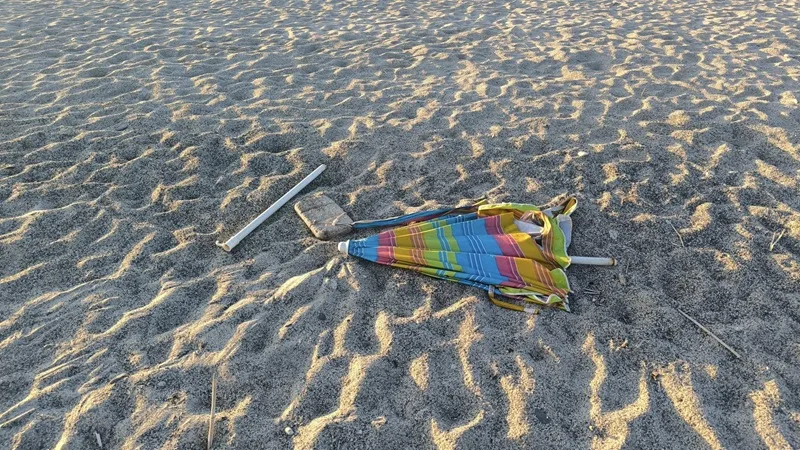 Il lettore segnala: “Il mare di Caulonia è bello anche a settembre ma la spiaggia è sporca” Il lettore segnala: “Il mare di Caulonia è bello anche a settembre ma la spiaggia è sporca”