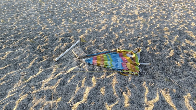Il lettore segnala: “Il mare di Caulonia è bello anche a settembre ma la spiaggia è sporca”