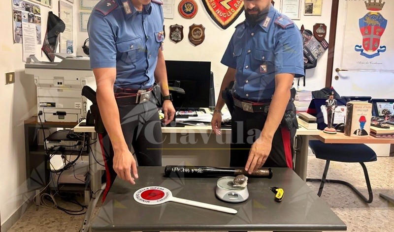 Sorpreso con hashish, coltello e mazza da baseball in auto: arrestato dopo aver minacciato i Carabinieri