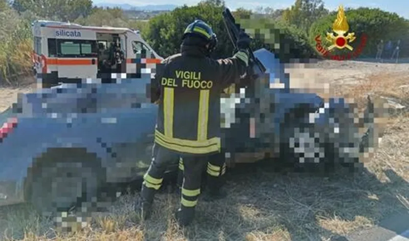 Un incidente stradale ha coinvolto un’auto con a bordo dieci braccianti: quattro morti. Gad Lerner: “Ci abituiamo alle vite senza diritti”