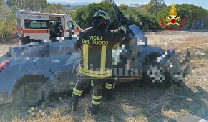 Un incidente stradale ha coinvolto un’auto con a bordo dieci braccianti: quattro morti. Gad Lerner: “Ci abituiamo alle vite senza diritti”