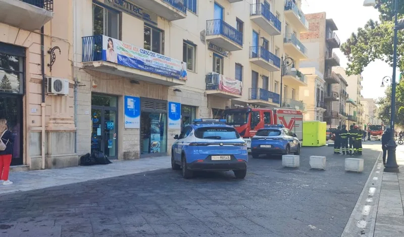 Tenta di lanciarsi dal quarto piano di un palazzo: donna salvata dalla Polizia a Reggio Calabria Tenta di lanciarsi dal quarto piano di un palazzo: donna salvata dalla Polizia a Reggio Calabria