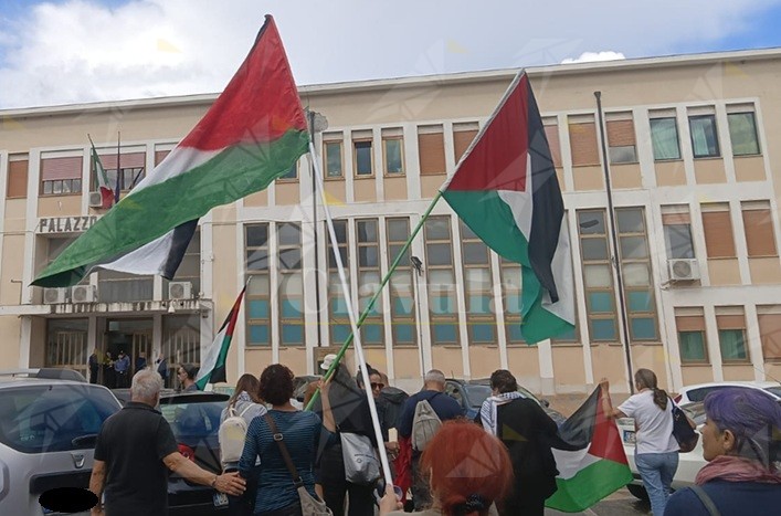 A Locri si manifesta per la Palestina – Fotogallery
