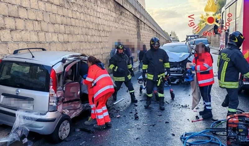 Incidente stradale a Catanzaro, 4 persone ferite di cui una in gravi condizioni