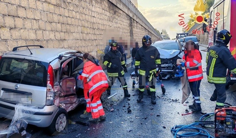 Incidente stradale a Catanzaro, 4 persone ferite di cui una in gravi condizioni Incidente stradale a Catanzaro, 4 persone ferite di cui una in gravi condizioni