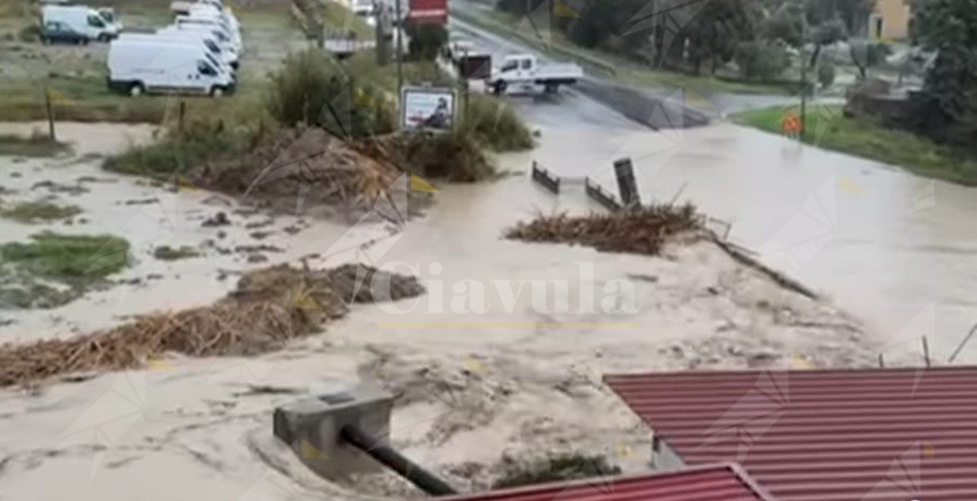 Straripa torrente, statale 106 invasa dall’acqua