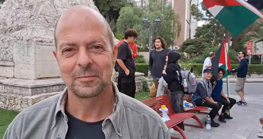 Manifestanti davanti al municipio di Locri: “Stop allo sterminio del popolo palestinese”