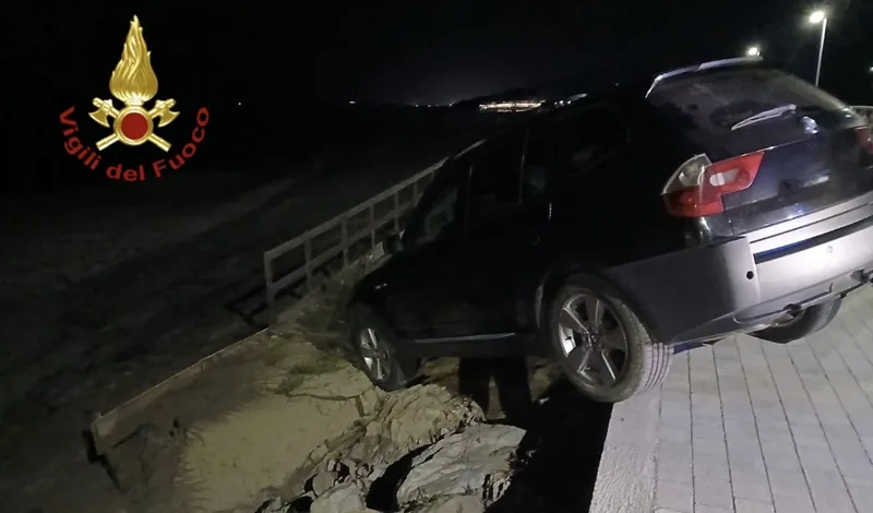 Auto finisce fuori strada sul lungomare di Torre Melissa: nessun ferito Auto finisce fuori strada sul lungomare di Torre Melissa: nessun ferito