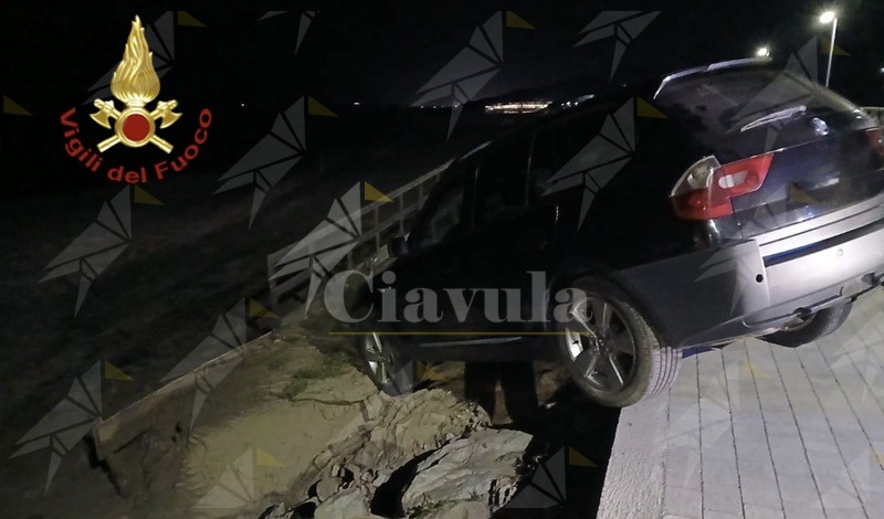 Auto finisce fuori strada sul lungomare di Torre Melissa: nessun ferito