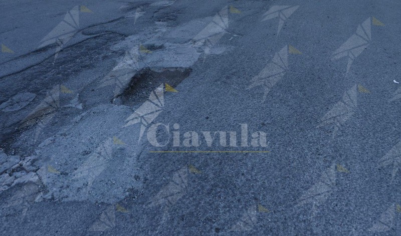 Le strade di Vasì di Caulonia sembrano bombardate dall’esercito israeliano