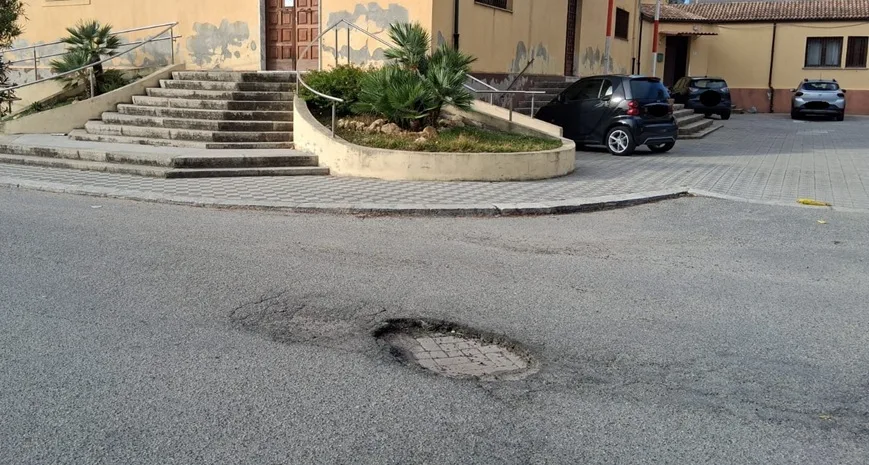 Archeologi entusiasti del comune di Caulonia: “Le strade comunali hanno buche così profonde che troviamo reperti senza nemmeno scavare” Archeologi entusiasti del comune di Caulonia: “Le strade comunali hanno buche così profonde che troviamo reperti senza nemmeno scavare”