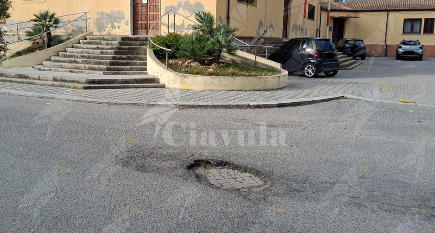 Archeologi entusiasti del comune di Caulonia: “Le strade comunali hanno buche così profonde che troviamo reperti senza nemmeno scavare”
