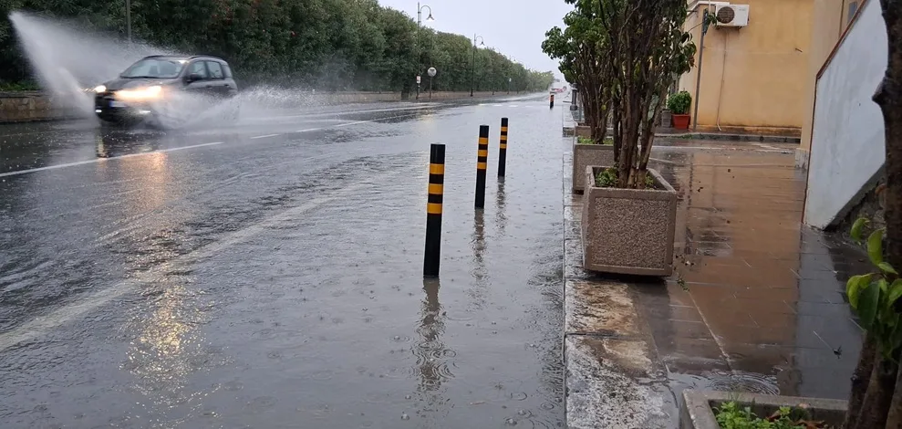 Finalmente scoperta la funzione dei paletti stradali installati a Caulonia Finalmente scoperta la funzione dei paletti stradali installati a Caulonia
