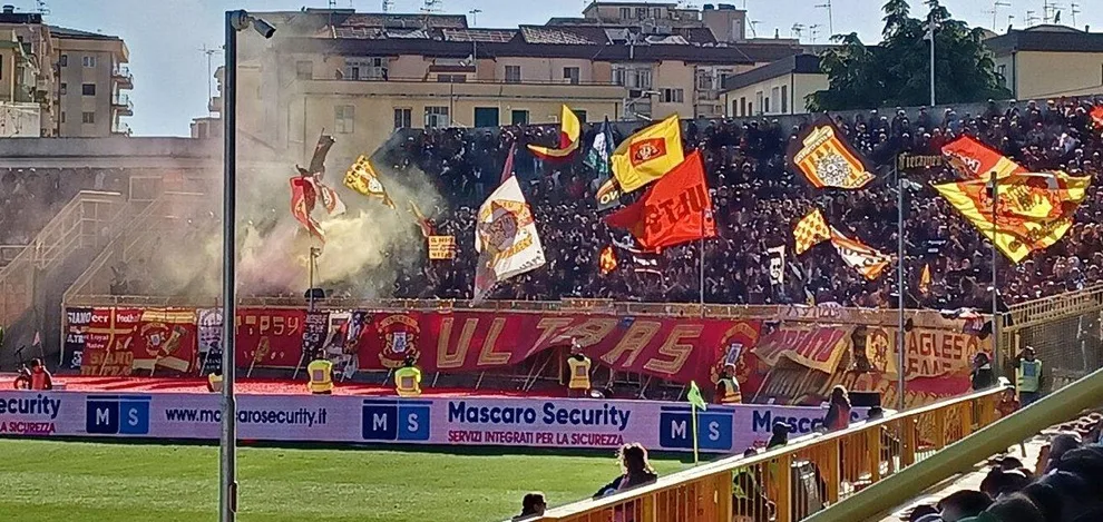 Aggressione ad un calciatore del Catanzaro. Daspo di cinque anni per un tifoso violento Aggressione ad un calciatore del Catanzaro. Daspo di cinque anni per un tifoso violento