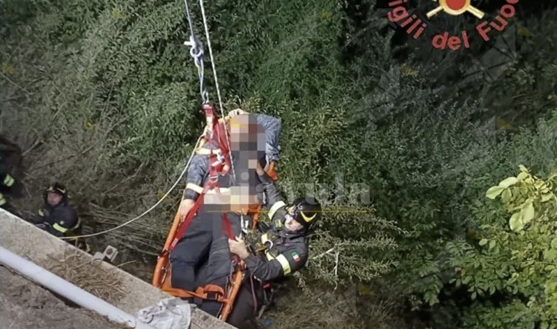 Incidente alla Festa dell’Uva in Calabria, uomo cade da un muretto e finisce in ospedale