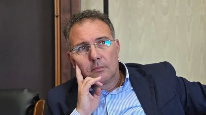 Il consigliere comunale di Crotone Ernesto Ioppoli: “Preso a calci e pugni dal sindaco”