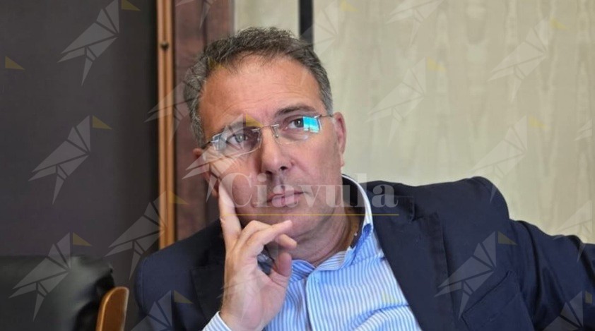 Il consigliere comunale di Crotone Ernesto Ioppoli: “Preso a calci e pugni dal sindaco”