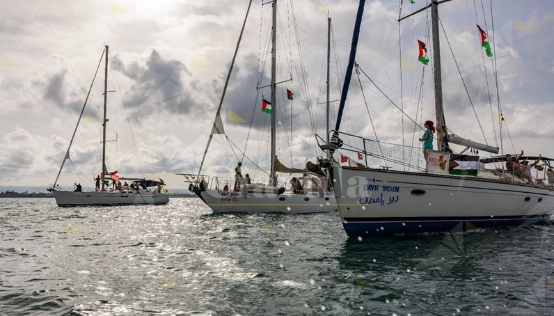 Una dozzina di navi si avvicinano alla Flotilla. A bordo ci si prepara all’abbordaggio. Una dozzina di navi si avvicinano alla Flotilla. A bordo ci si prepara all’abbordaggio.
