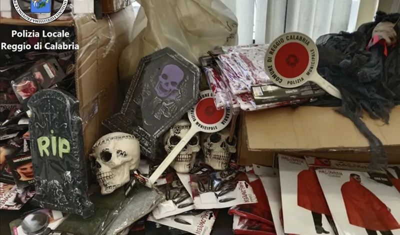 Sequestrati 2.500 gadget di Halloween non a norma a Reggio Calabria. Denunciato il titolare di un negozio Sequestrati 2.500 gadget di Halloween non a norma a Reggio Calabria. Denunciato il titolare di un negozio