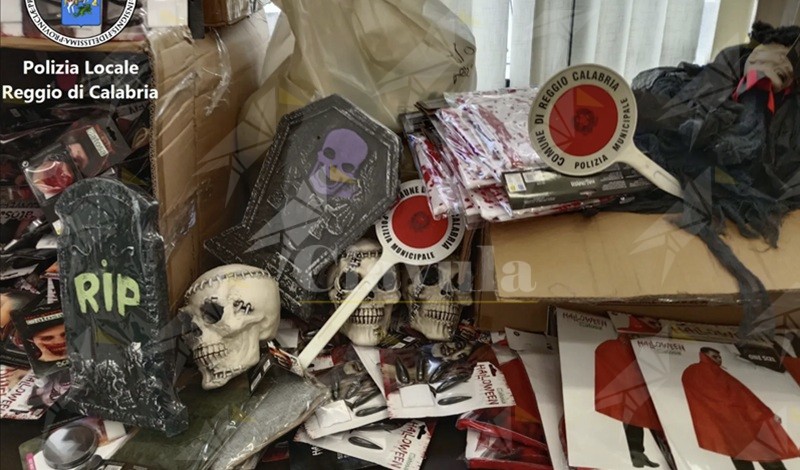 Sequestrati 2.500 gadget di Halloween non a norma a Reggio Calabria. Denunciato il titolare di un negozio Sequestrati 2.500 gadget di Halloween non a norma a Reggio Calabria. Denunciato il titolare di un negozio