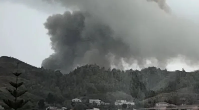 A Catanzaro un indendio probabilmente provocato dalla caduta di un fulmine A Catanzaro un indendio probabilmente provocato dalla caduta di un fulmine