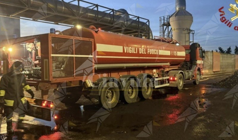 Vasto incendio in un impianto di smaltimento rifiuti a Crotone Vasto incendio in un impianto di smaltimento rifiuti a Crotone