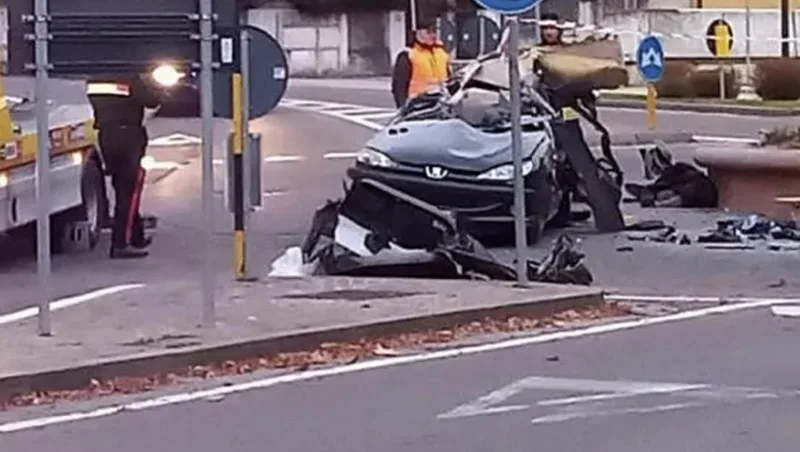 Tragico schianto ad Asiago, auto finisce contro una fontana: morti sul colpo tre ragazzi Tragico schianto ad Asiago, auto finisce contro una fontana: morti sul colpo tre ragazzi