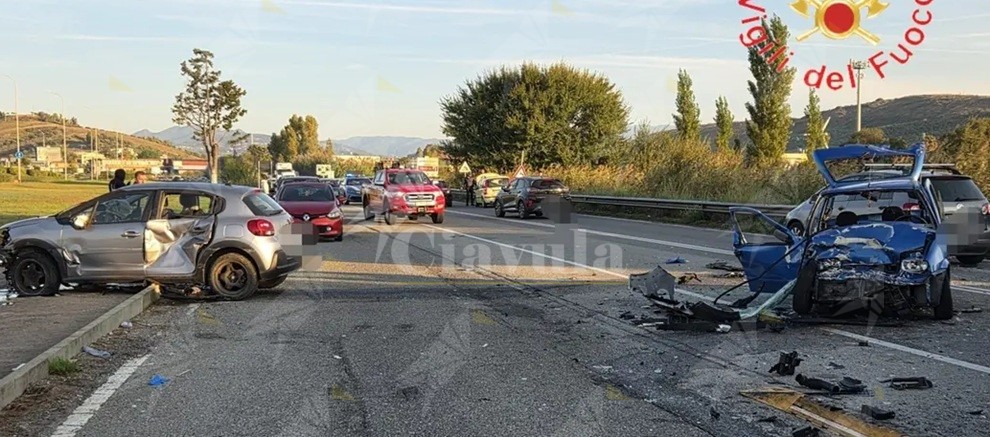 Incidente stradale a Catanzaro, tre auto coinvolte e 4 persone ferite